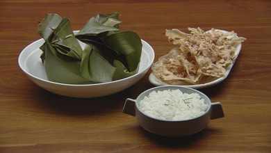 Sour Chicken Curry with Rempeyek Peanut Crackers