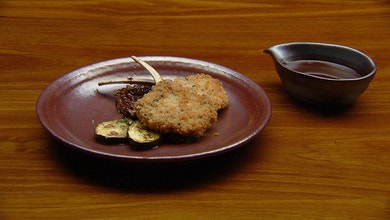 Crumbed Lamb Cutlets with Caramelised Onions and Red Wine Jus