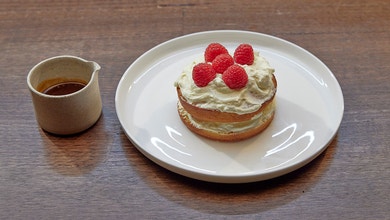 Sponge Cake With Cream and Cumquat Caramel 