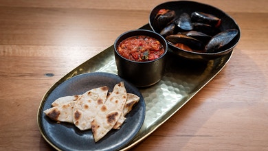 Mussels with White Wine and Tomato Sauce