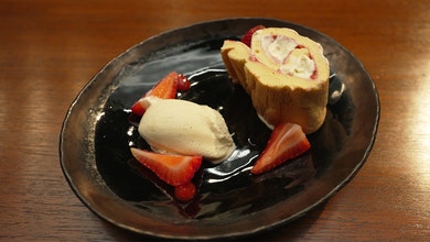 Trifle Swiss Roll with Strawberry and Vanilla